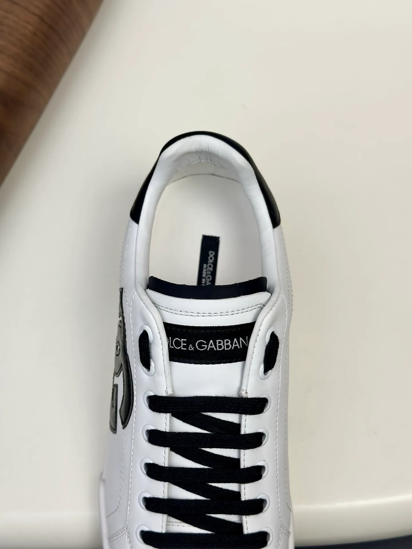 New product 💰800 DG Dolce & Gabbana men's shoes 💰ortofino calfskin sneakers ♞size; 39~44 (customized 38.45.46) Iconic men's shoes 💰ortofino series of sneakers, classic and timeless style, now presented with fashionable details. The calfskin engraved DG logo is a subtle finishing touch. Men's shoes💰ortofino calfskin sneakers: